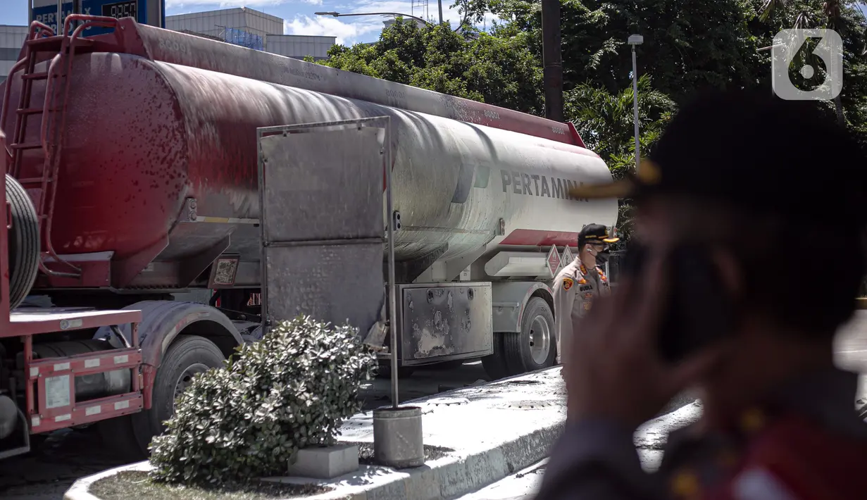 Kondisi mobil Pertamina pascaledakan di SPBU kawasan MT Haryono, Jakarta, Selasa (1/12/2020). Ledakan diduga terjadi saat prosesi pengisian BBM dari mobil ke tempat penampungan. (Liputan6.com/Faizal Fanani)