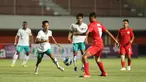 Pemain timnas Indonesia U-16 M Riski Afrisal (25) berebut bola dengan pemain timnas Singapura U-16 pada laga Grup A Piala AFF U-16 2022 di Stadion Maguwoharjo, Rabu (3/8/2022). Pasukan Bima Sakti membantai Singapura U-16 dengan skor telak 9-0. (FOTO: Dok. PSSI)