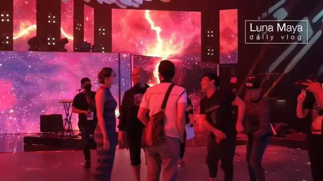 6 Momen Luna Maya dan Ariel NOAH Bertemu di Panggung, Saling Sapa