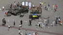 Orang-orang mengunjungi pameran terbuka tank dan kendaraan lapis baja Rusia yang rusak dan terbakar di Castle Square, di Warsawa, Polandia (27/6/2022). Kendaraan tersebut ditangkap oleh pasukan militer Ukraina selama perang di Ukraina. (AP Photo/Michal Dyjuk)