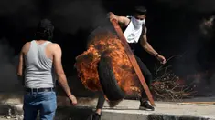 Demonstran Palestina bentrok dengan pasukan Israel menyusul demonstrasi mendukung Jalur Gaza di Kota Nablus, Tepi Barat, Jumat (13/10/2023). Pejuang Palestina mulai melakukan perlawanan di Tepi Barat. (AP Photo/Majdi Mohammed)
