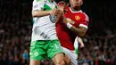 Penyerang MU, Memphis Depay (kanan) berebut bola udara dengan gelandang Wolfsburg, Christian Trasch pada laga Liga Champions di Stadion Old Trafford, Inggris, Kamis (1/10/2015). MU menang atas Wolfsburg dengan skor 2-1. (Reuters/Andrew Yates)