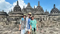 Enggak hanya jalan-jalan di kaki candi, Marcella Zalianty bersama kedua buah hatinya pun sempat mendaki ke atas Candi Borobudur. Terlihat bahwa saat ini suasana di atas candi terlihat sepi. Momen liburan ini pun memperlihatkan bahwa saat ini anak-anak Marcella Zalianty kini sudah semakin besar. (Liputan6.com/IG/@marcella.zalianty)