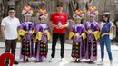 Peter Schmeichel berpose bersama sejumlah penari Topeng Betawi, sesaat sebelum meninggalkan Sarinah. (Dok. Vidio)