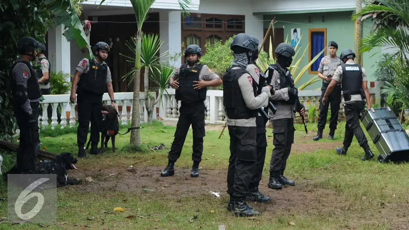 Brimob kerahkan anjing pelacak sisir lokasi bom Tangsel