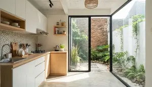 9 Desain Dapur Mungil yang Menyatu dengan Taman Kering Minimalis, Tampil Asri dan Estetik