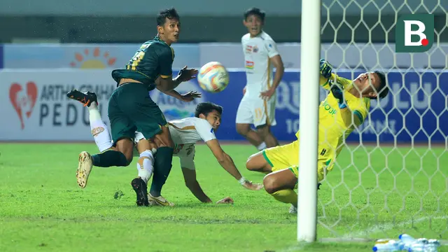 Foto: Duel Alot Aji Kusuma Vs Syahrul Trisna dalam Laga Imbang antara Persikabo 1973 Melawan Persija di BRI Liga 1 2023/2024