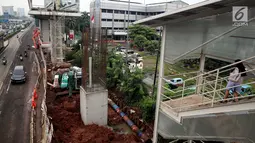 Kondisi perkembangan pembangunan kereta ringan rute Cawang-Dukuh Atas di kawasan Gatot Subroto, Jakarta, Kamis (18/1). Progres pembangunan LRT Jabodebek saat ini mencapai kurang lebih 30 persen. (Liputan6.com/JohanTallo)