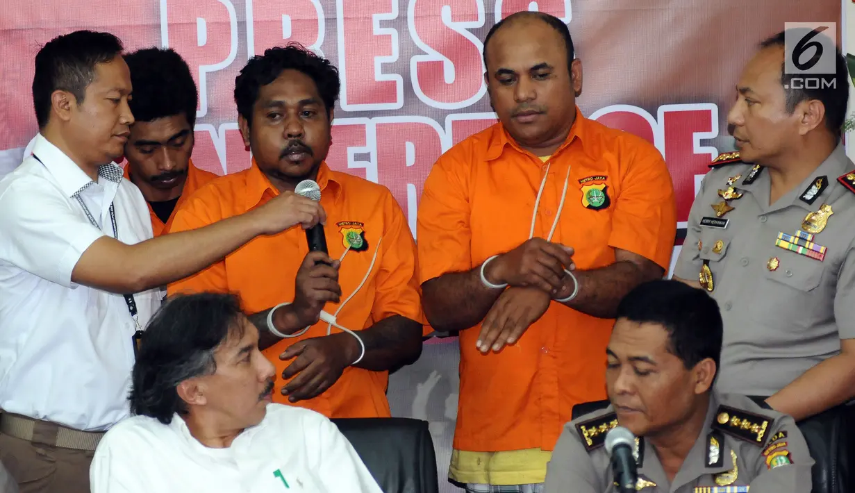 Tersangka kasus kekerasan terhadap Hermansyah menjawab pertanyaan saat rilis di Mapolda Metro Jaya, Jakarta, Kamis (13/7). Polisi menangkap empat orang dan masih memburu satu tersangka lainnya. (Liputan6.com/Helmi Fithriansyah)