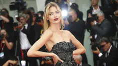 Model Martha Hunt berpose di karpet merah saat tiba menghadiri pemutaran perdana film 'The Truth' dan gala pembuka edisi ke-76 Festival Film Venice, Italia (28/8/2019). Model 30 tahun ini tampil cantik hitam dengan gaun hitam dan rok tipis. (AP Photo/Joel C Ryan)