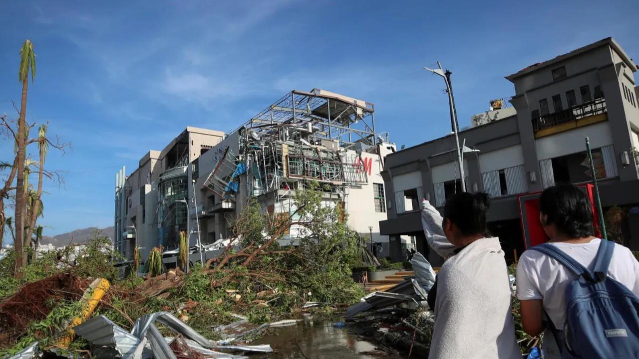 Badai Otis telah menghantam Kota Acapulco di Meksiko, Rabu (25/10/2023). Badai kategori 5 atau sangat berbahaya itu telah memporak-porandakan isi kota hingga menimbulkan banyak kerusakan parah.