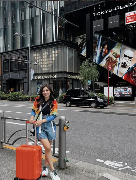 Snekers juga membuat tampilan Nisya terlihat lebih muda. Kesan energik terpancar dari penampilannya. [Foto: Instagram/ Nissyaa]