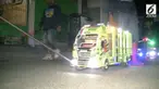 Jalanan di Kota Kediri mendadak ramai oleh sekumpulan miniatur truk yang ditarik oleh pemiliknya.
Layaknya truk besar, miniatur truk ini dibuat semirip mungkin dengan aslinya.