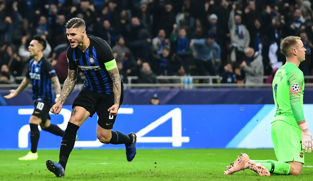 Striker Inter Milan, Mauro Icardi, merayakan gol yang dicetaknya ke gawang Barcelona pada laga Liga Champions di Stadion San Siro, Milan, Selasa (6/11). Kedua klub bermain imbang 1-1. (AFP/Miguel Medina)