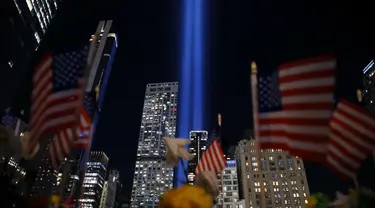 Cahaya kembar atau Tribute in Light menembus cakrawala Manhattan, kota New York pada peringatan 23 tahun serangan 9/11 di World Trade Center pada tanggal 11 September 2024. (Leonardo Munoz/AFP)