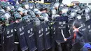 Seorang pendukung Presiden Korsel, Park Geun-hye memukul barikade polisi di Seoul, Jumat (10/3). Ribuan pendukung mengamuk menanggapi pemecatan Park Geun-hye oleh sebuah keputusan bersejarah yang dikeluarkan Mahkamah Konstitusi. (JUNG Yeon-Je/AFP)