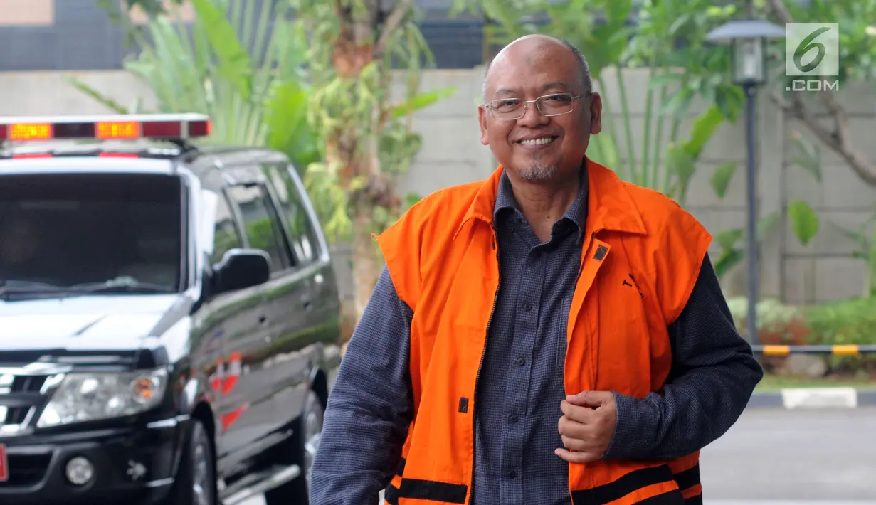 Bupati nonaktif Malang Rendra Kresna tersenyum saat tiba di Gedung KPK, Jakarta, Kamis (1/11). Rendra menjalani pemeriksaan lanjutan sebagai tersangka dugaan suap gratifikasi proyek di Dinas Pendidikan Kabupaten Malang TA 2011. (Merdeka.com/Dwi Narwoko)