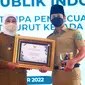 Penghargaan Opini WTP diserahkan oleh Gubernur Jatim,  Khofifah Indar Parawansa kepada Bupati Trenggalek, Mochamad Nur Arifin di Isyana Ballroom, Hotel Bumi, Kota Surabaya, Senin (14/11/2022). (Foto: Istimewa)