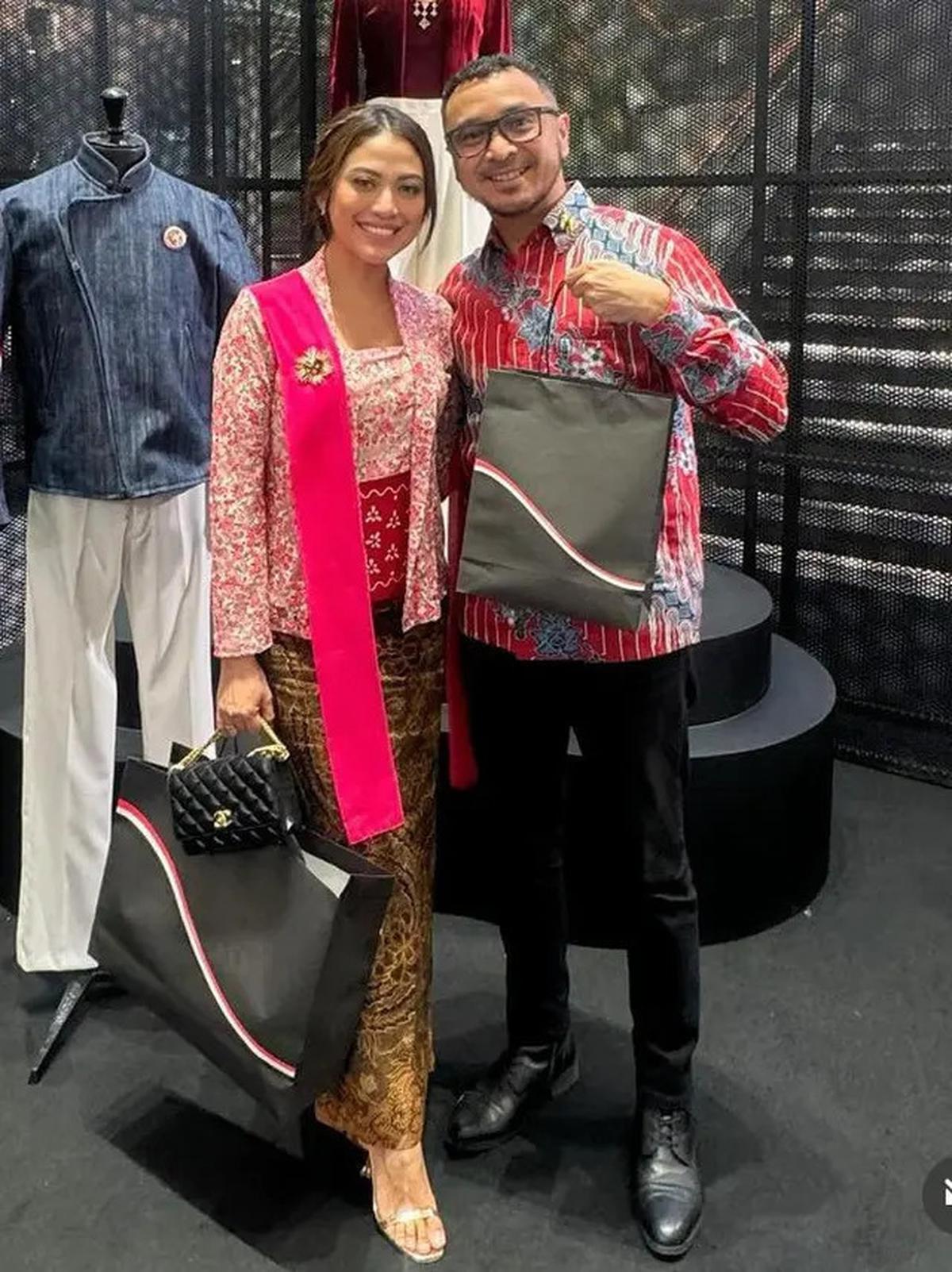 8 OOTD Cynthia Riza Istri Giring yang Sebentar Lagi Jadi Calon Ibu Pejabat saat Kenakan Wastra Nusantara