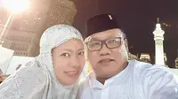 Musakkir Sarira semasa hidup bersama istrinya, Andi Erni Astuti. Foto: (Akbar Fua/Facebook)