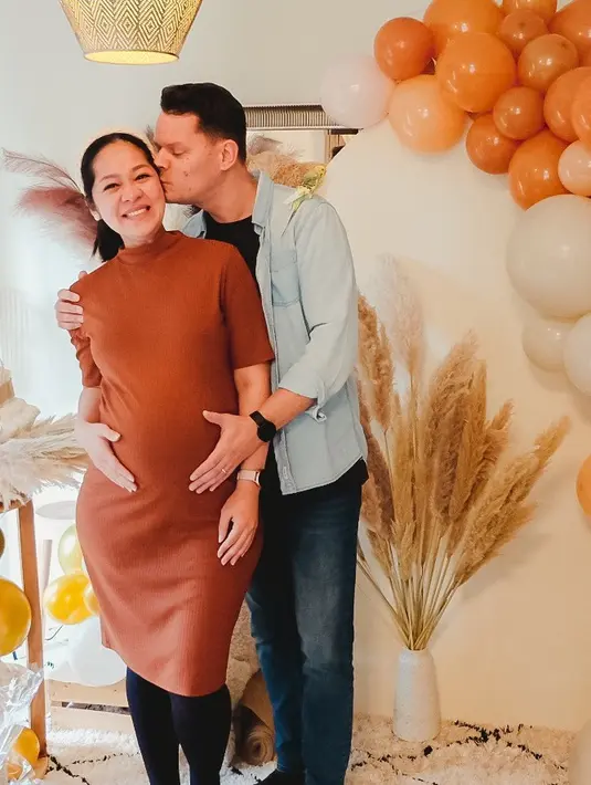<p>Sang suami, Jeff, memberikan kecupan sayang kepada Gracia Indri. (Foto: Instagram/@graciaz14)</p>