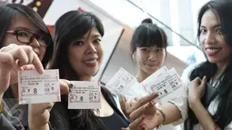 Sejumlah peserta memperlihatkan tiket di Blitz Megaplek, Jakarta, Sabtu (9/1/2016). Cinemaholic dan Lipton menggelar nonton bareng film Alvin and The Chipmunk. (Liputan6.com/Angga Yuniar)
