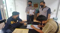 Pelaku pemalsuan dokumen dari KTP, SIM sampai kartu vaksin saat diperiksa di Mapolres Malang Kota (Humas Polresta Malang Kota)