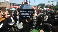 Massa dari Partai Buruh dan berbagai elemen masyarakat mulai memadati di depan Gedung DPR/MPR RI, Jakarta Pusat, Kamis (22/8/2024). (merdeka.com/Arie Basuki)