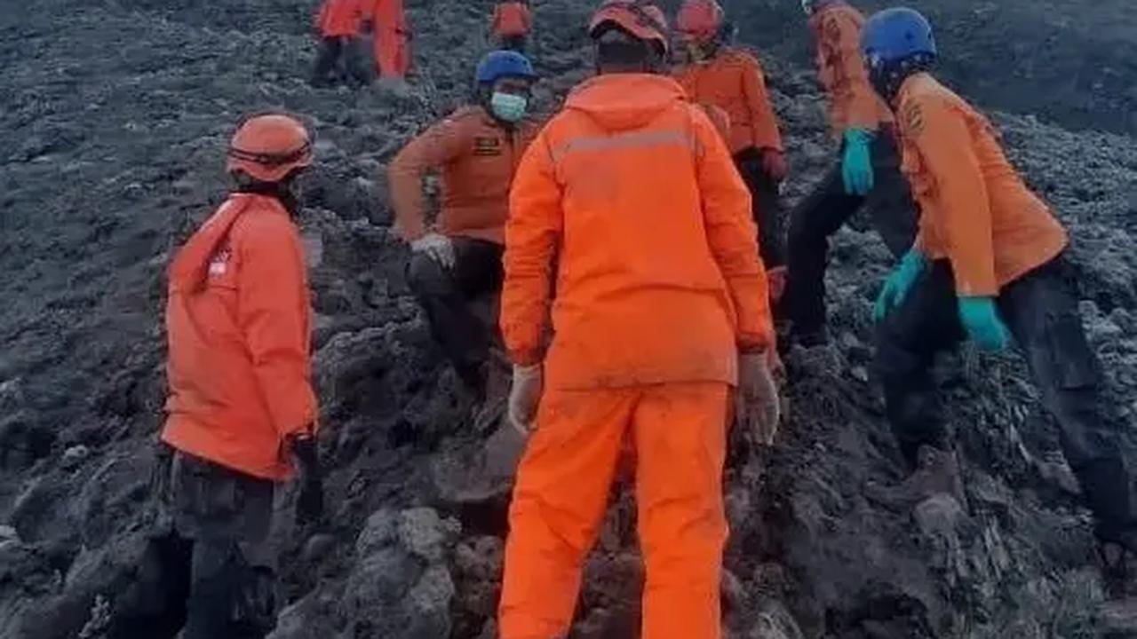 Gunung Marapi Erupsi 63 Kali sejak Minggu hingga Jumat Pagi