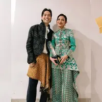 Dibantu oleh fashion stylist @hagaipakan, Sheila Dara tampil memukau dalam balutan kebaya berbahan dasar Songket Bali dari Sapto Djojokartiko. [@vidialdiano].