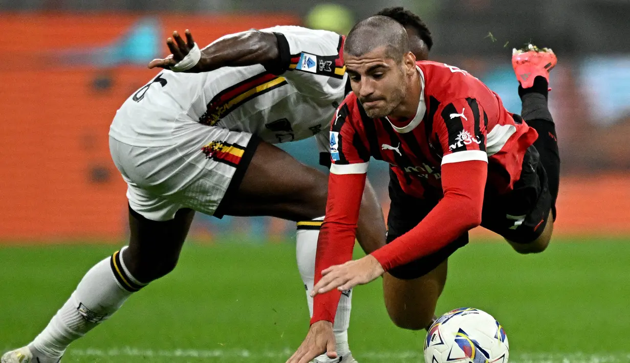 Laga ke-6 Serie A Italia 2024/2025 antara AC Milan menjamu Lecce berlangsung ketat dan sengit. (Gabriel BOUYS/AFP)