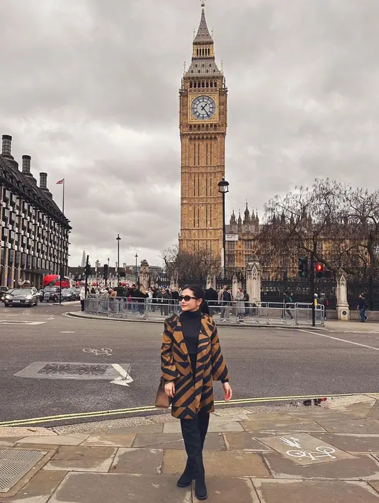 Bak lady boss, Prilly tampil kece dengan padu padan blazer, turtleneck top, dan loose pants serba hitam.  [@prillylatuconsina96]