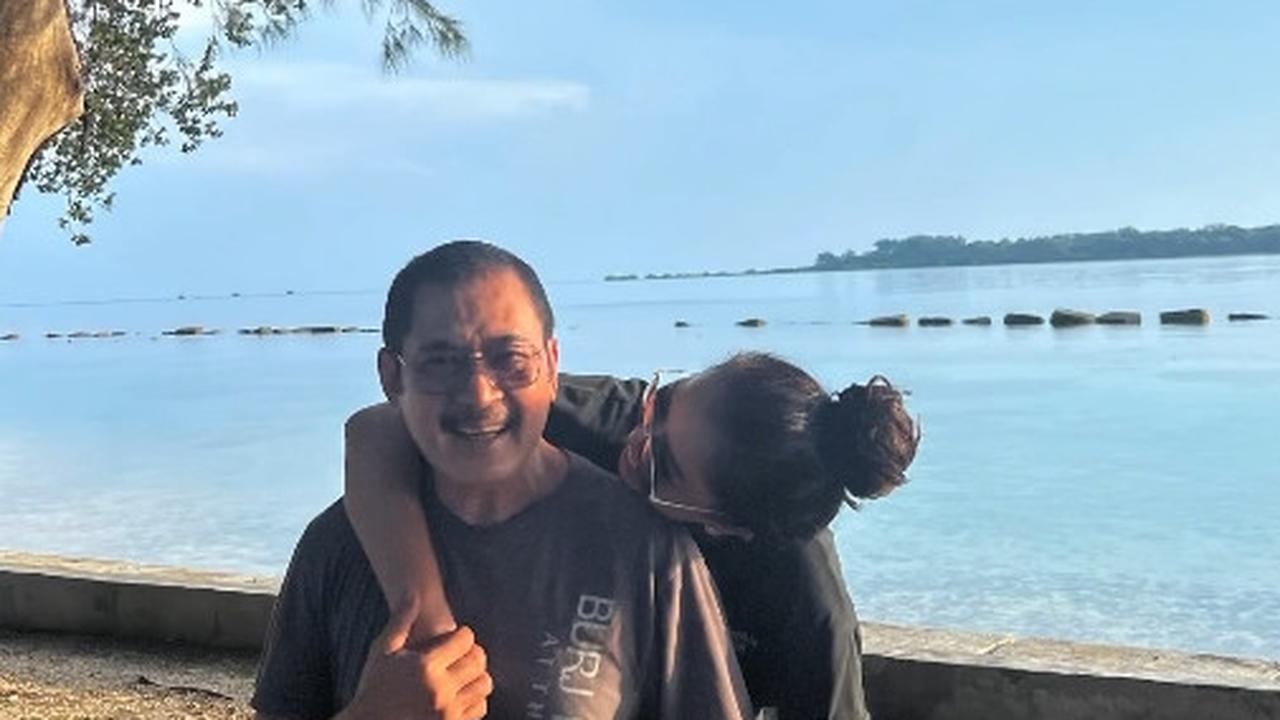 Mayangsari dan Bambang Trihatmodjo memilih merayakan pergantian tahun eksklusif di Indonesia.