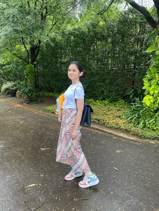 <p>Tampil kasual dengan kaus putih dan kain batik kesayanganmu.&nbsp;(instagram/tissabiani)</p>