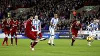 Mohamed Salah saat mencetak gol lewat penalti ke gawang Huddersfield Town pada lanjutan Premier League di John Smith's Stadium, Huddersfield, (30/1/2018). Liverpool menang 3-0. (Martin Rickett/PA via AP)