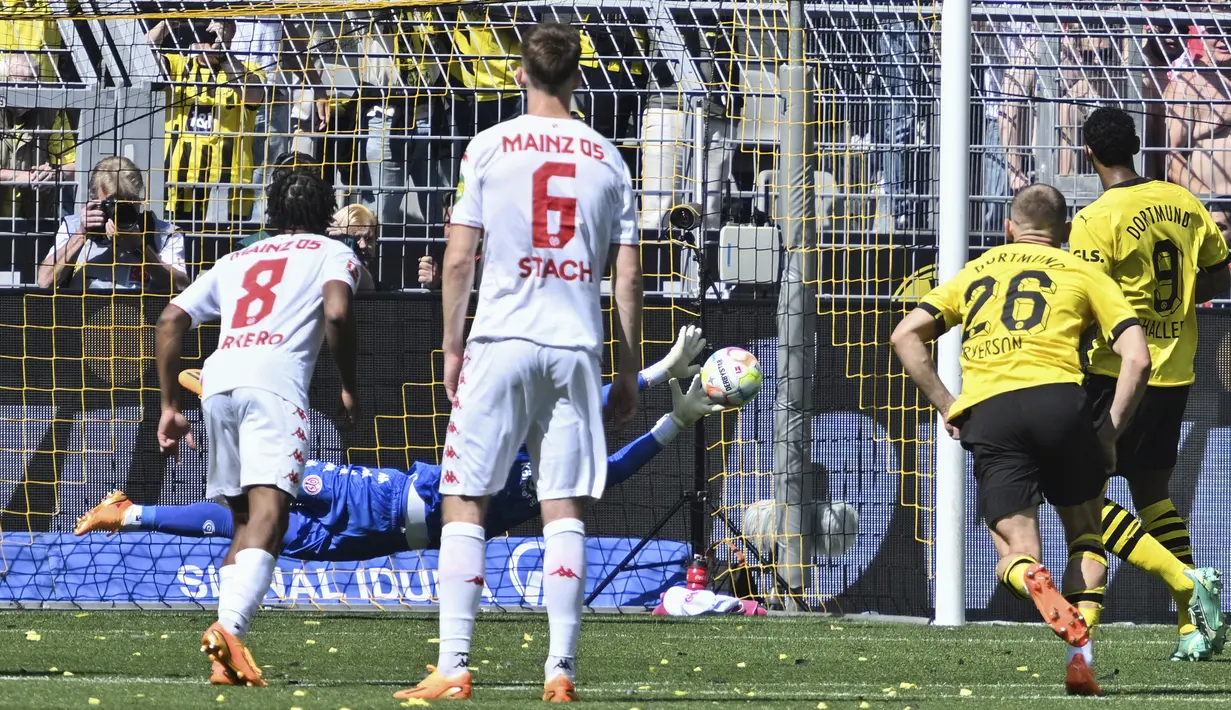 Eksekusi penalti striker Borussia Dortmund, Sebastien Haller (kanan) berhasil ditepis oleh kiper FSV Mainz, Finn Dahmen pada laga pekan terakhir Liga Jerman 2022/2023 di Dortmund, Jerman (27/5/2023). Ditahan imbang FSV Mainz 2-2, Borussia Dortmund harus merelakan gelar juara Liga Jerman 2022/2023 menjadi milik Bayern Munchen. (AP Photo/Michael Probst)