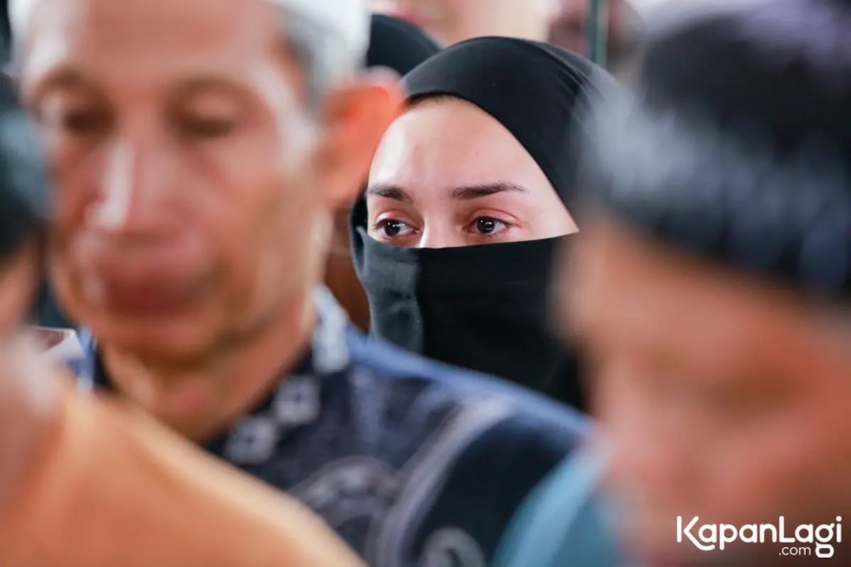 Irish Bella di pemakaman ayah Ammar Zoni. [Foto: Muhammad Akrom Sukarya/KapanLagi]
