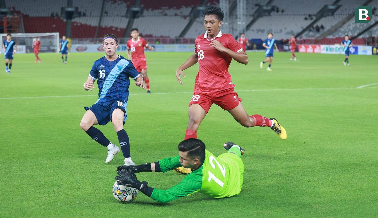 <p>Pemain Timnas Indonesia U-20, Rabbani Tasnim (kanan) gagal memanfaatkan peluang di depan gawang Guatemala U-20 pada laga mini turnamen di Stadion Utama Gelora Bung Karno (SUGBK), Senayan, Jakarta, Selasa (21/2/2023). (Bola.com/M Iqbal Ichsan)</p>