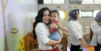 Artis cantik Nikita Willy baru saja merayakan ulang tahunnya ke-23 tahun. Acara perayaan berlangsung di sebuah yayasan panti asuhan di kawasan Barito, Kebayoran Baru, Jakarta Selatan Kamis (29/6). (Daniel Kampua/Bintang.com)