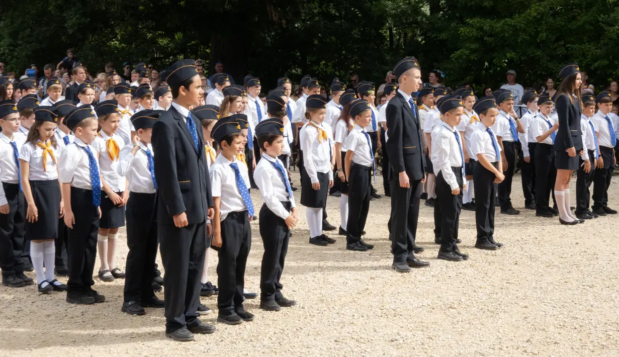 Anak-anak menghadiri upacara pangambilan sumpah di Stasiun Kereta Anak Huvosvolgy di Budapest, Hungaria, 26 Agustus 2020. Jalur kereta sempit yang melintasi hutan perbukitan ini sebagian besar layanan komersial dan manajemen lalu lintasnya dilakukan anak-anak usia 10-14 tahun (Xinhua/Attila Volgyi)