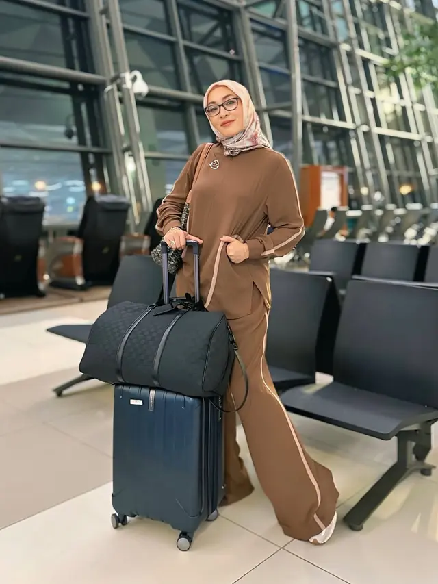 Gaya Angelina Sondakh saat di Bandara (Foto: Instagram @angelinasondakh09)