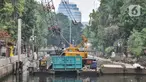 Pekerja dari Dinas Sumber Daya Air (SDA) Provinsi DKI Jakarta menggunakan kendaraan alat berat saat menyelesaikan proyek normalisasi Kali Ciliwung di Jalan Gunung Sahari, Jakarta Pusat, Senin (22/8/2022). Pemprov DKI Jakarta melalui Dinas SDA memastikan program normalisasi Kali Ciliwung terus berjalan dengan prioritas di lokasi aliran utama sungai dan tujuh kelurahan yang merupakan titik rawan banjir. (merdeka.com/Iqbal S. Nugroho)