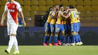 Pemain Valencia merayakan gol ke gawang AS Monaco (Reuters)