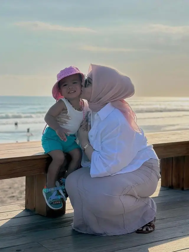 Potret Kesha Ratuliu Liburan di Bali Sambil Asuh Anak
