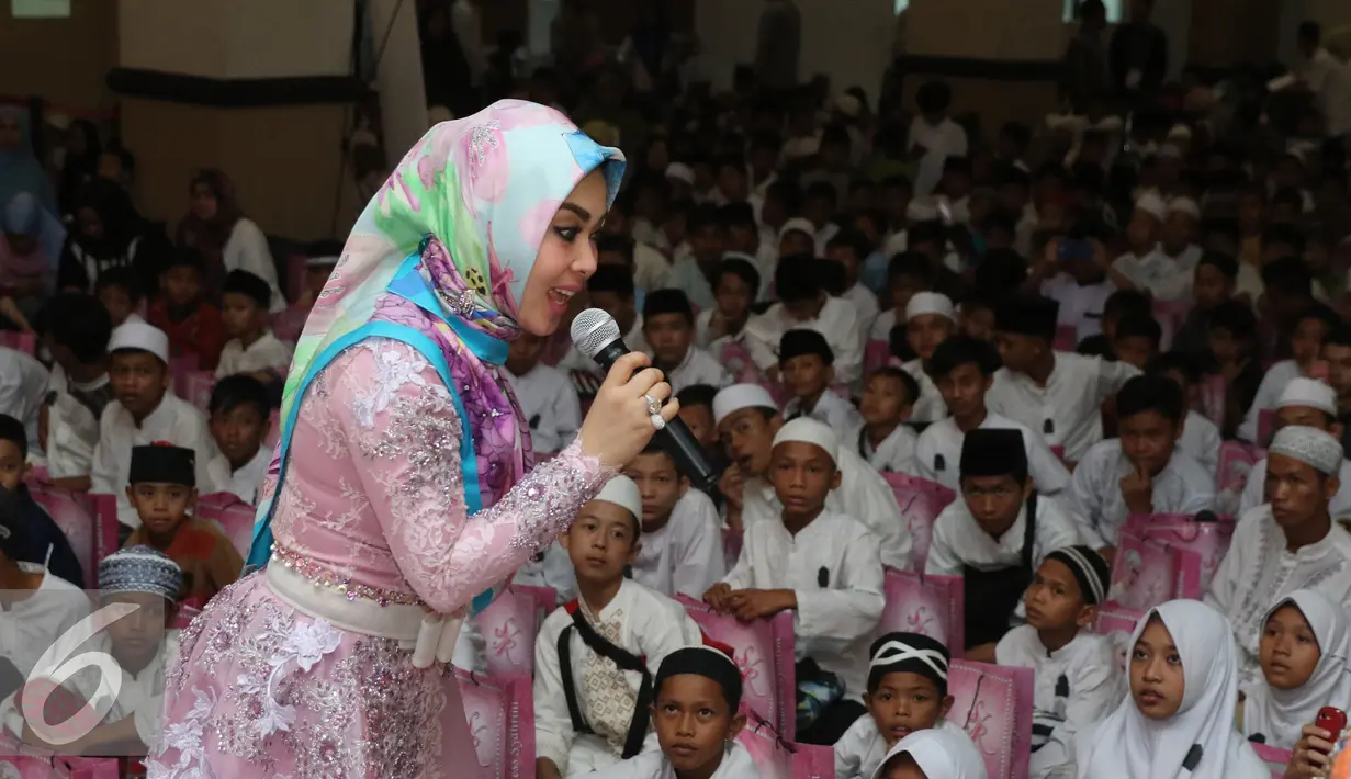 Syahrini berbincang dengan anak yatim di acara Tanda Cinta Princess Syahrini di Masjid Az-Zikra, Sentul, Bogor, Jumat (24/6). Syahrini berbagi rezeki dengan 5.000 anak yatim.  (Liputan6.com/Herman Zakharia)