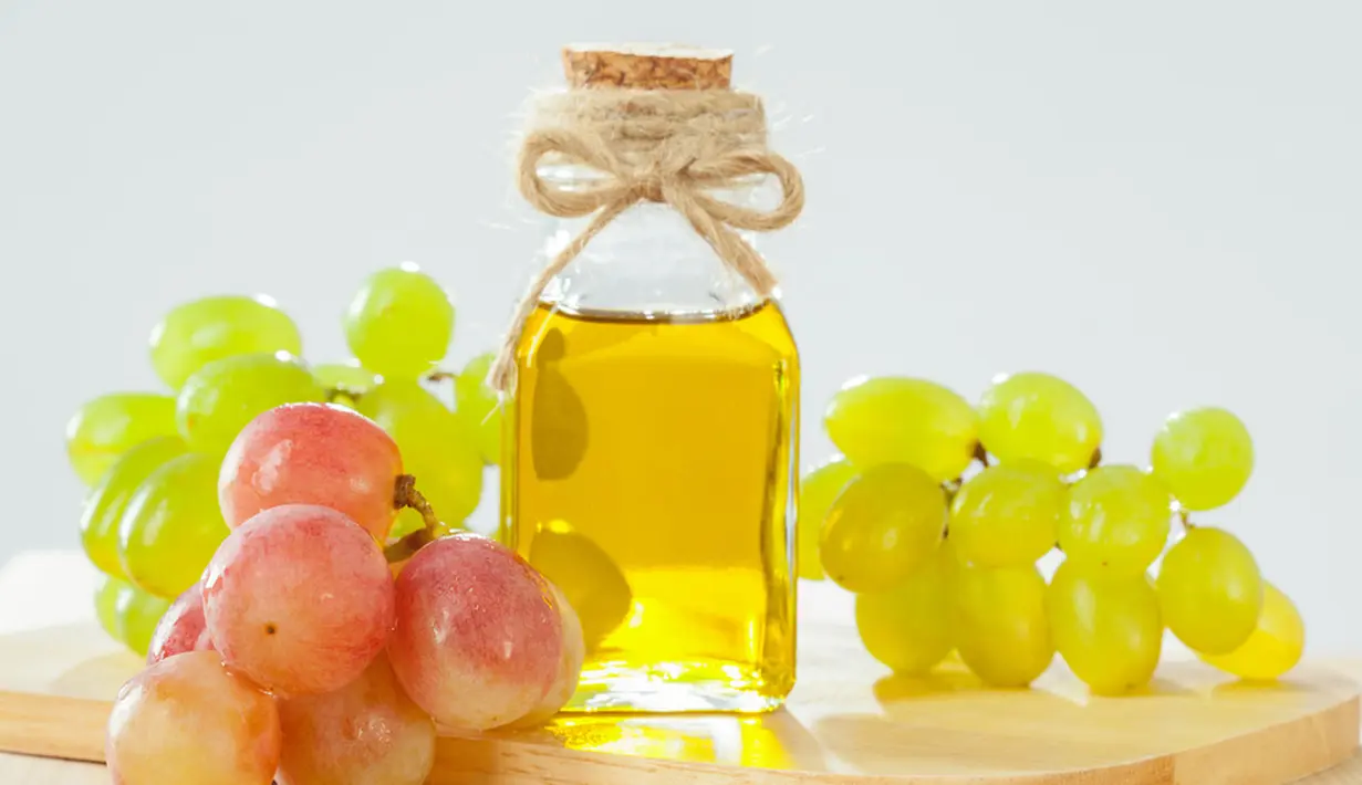 Grapeseed Oil memiliki kandungan vitamin E yang bisa mengurangi munculnya jaringan parut jerawat. Asam linoleat di dalamnya juga bisa mengatasi jerawat karena sifat anti-inflamasi dan antimikrobanya. Foto: Shutterstock.