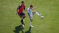 Pemain Spanyol Aymeric Laporte (kiri) mengawal pemain Argentina Lionel Messi (kanan) dalam laga final Piala Dunia 2026 antara Spanyol vs Argentina di East Rutherford, N.J., dekat New York, Minggu, 19 Juli 2026. (AP Photo/Matt Slocum)