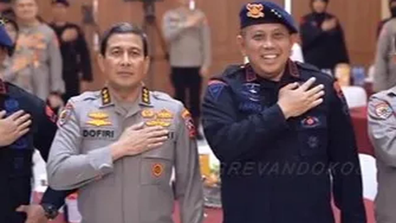 Komjen Polisi Ahmad Dofiri sendiri tengah menjabat sebagai Inspektur Pengawasan Umum Polri. Jenderal Bintang 3 Polri ini merupakan lulusan terbaik Akpol tahun 1989. <br>