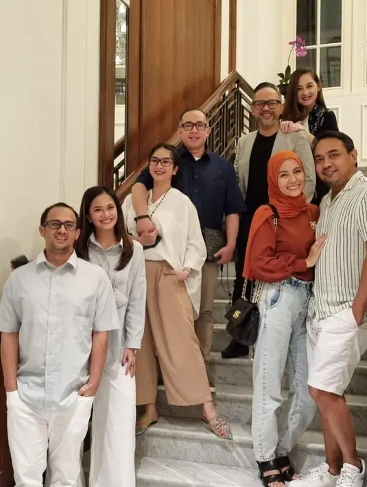 Sementara itu, Bebi Romeo terlihat mengenakan atasan dan celana hitam plus blazer abu-abu di acara buka puasa bersama geng Momsweetmom (Foto: Instagram @meisya__siregar)