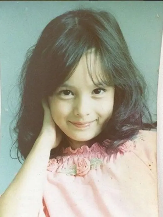 Perempuan dengan tinggi badan 167 cm ini sudah pintar berpose fotogenik saat pemotretan meski masih kecil. Chelsea Islan yang imut banget ini banjir pujian dari netizen. Netizen ramai menyebut Chelsea Islan kecil ini terlihat manis dan bikin gemas. (Liputan6.com/IG/chelseaislan)